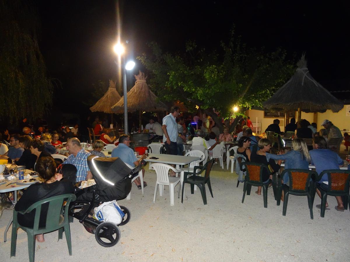 Camping Le Pre Saint-Andre Souvignargues Exterior foto