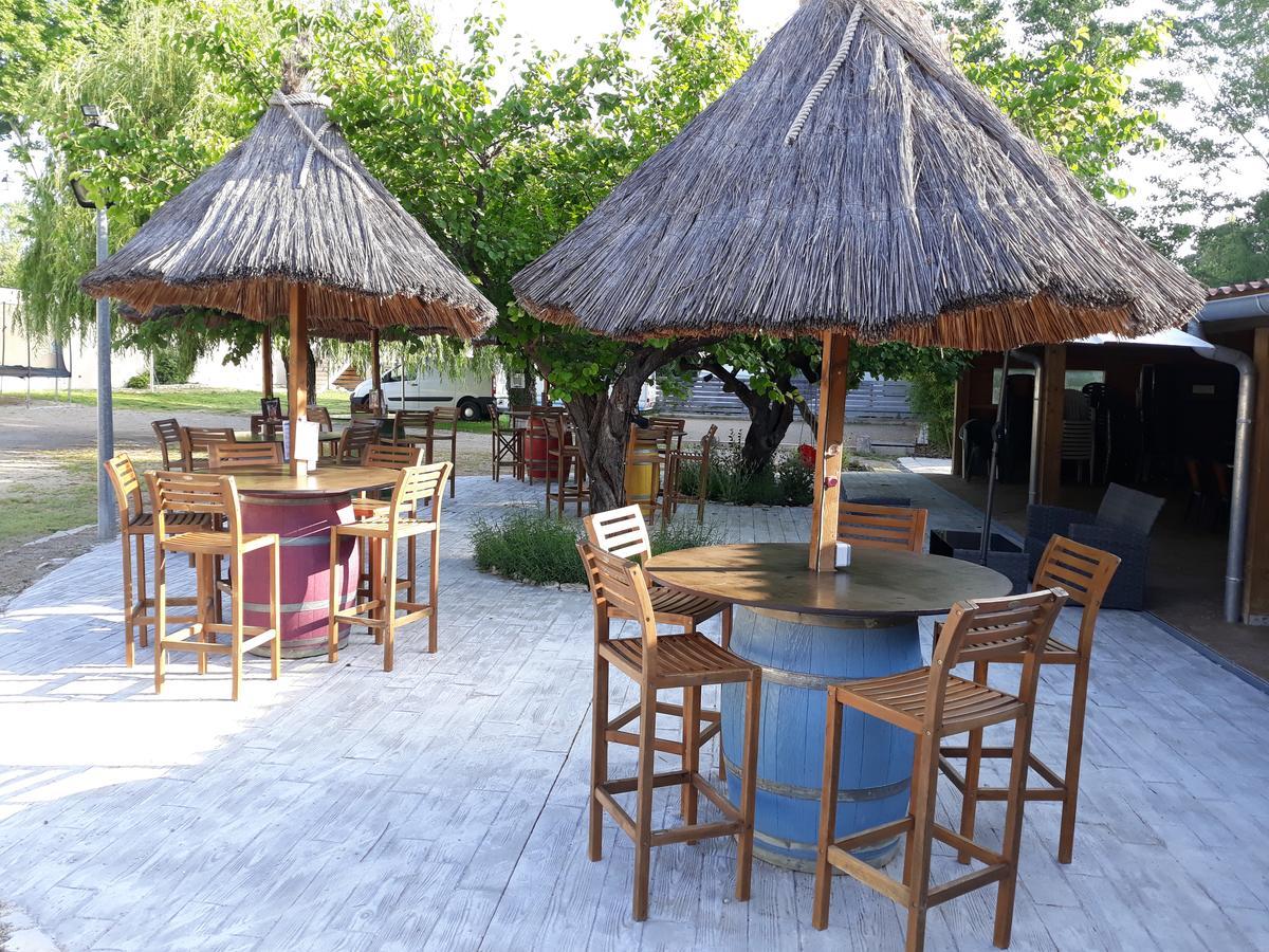 Camping Le Pre Saint-Andre Souvignargues Exterior foto